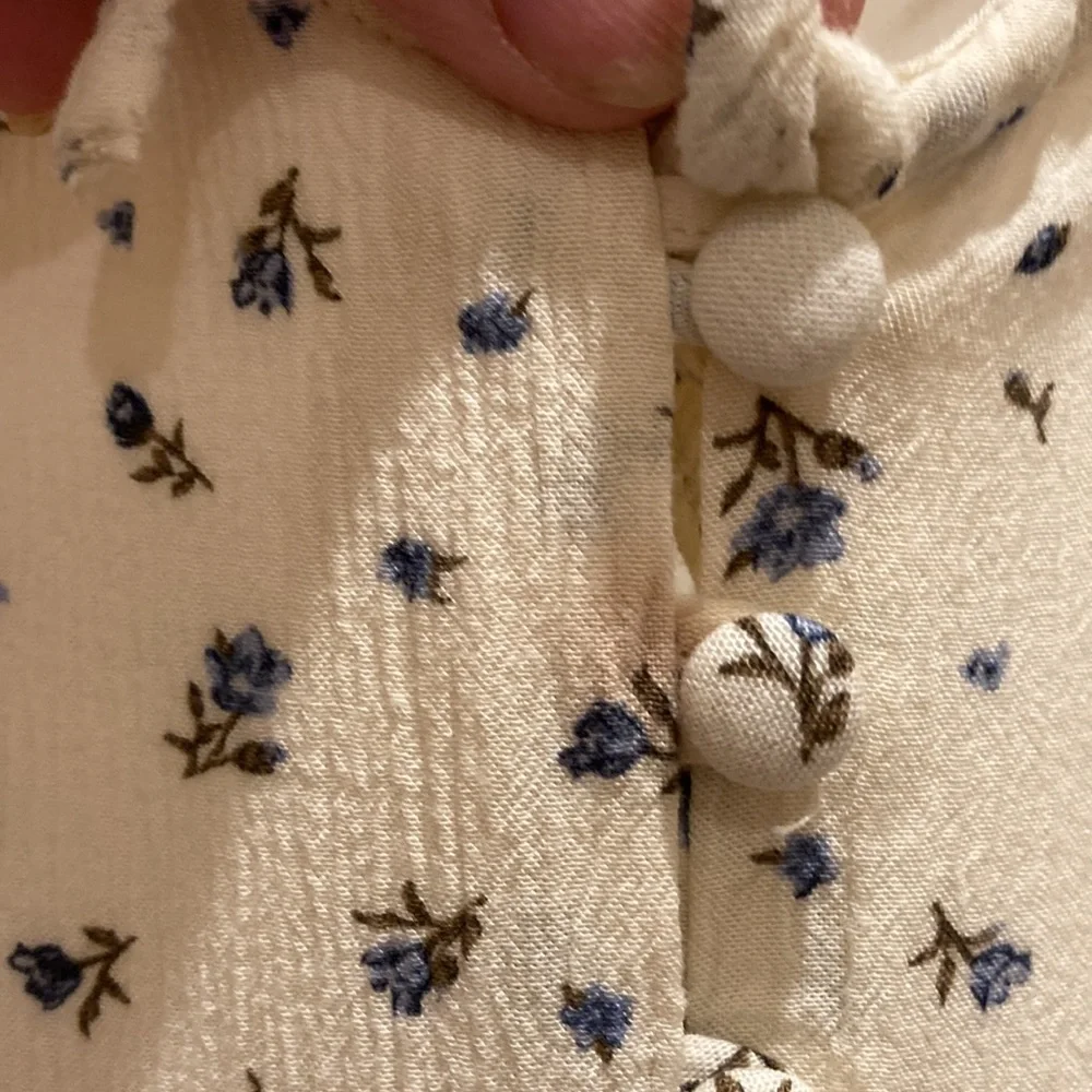 American Eagle V-Neck Flutter Sleeves Flowy Cream Color with Flowers Size M - Picture 9 of 9